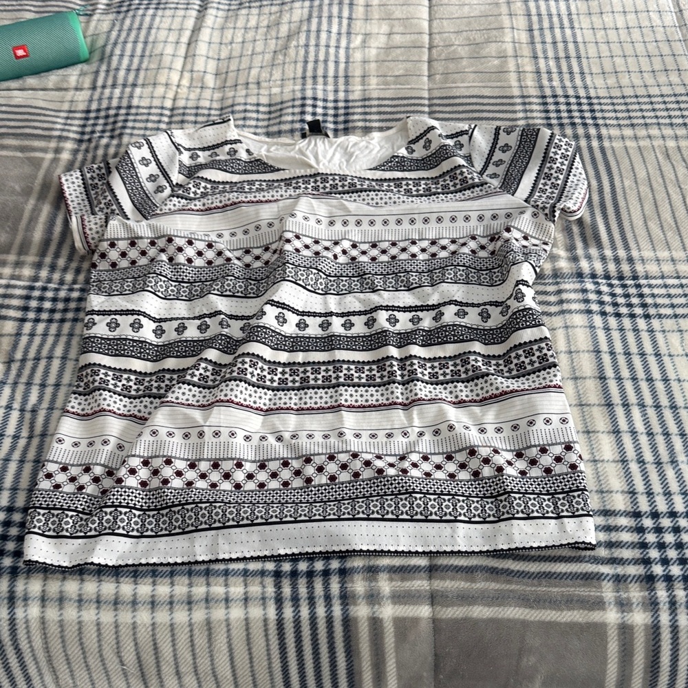 Ann Taylor Black and White Patterned Short Sleeve Top